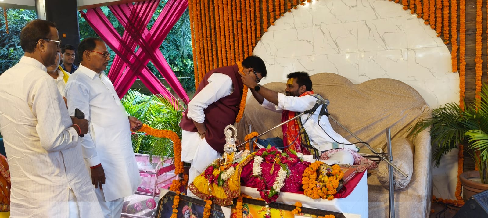 आचार्य राधवेंद्र शास्त्री जी द्वारा यजमान पूर्व गृह राज्य मंत्री कृपा शंकर सिंह को माला पहना कर आशीर्वाद देते हुए आचार्य राधवेंद्र शास्त्री जी द्वारा यजमान पूर्व गृह राज्य मंत्री कृपा शंकर सिंह को माला पहना कर आशीर्वाद देते हुए