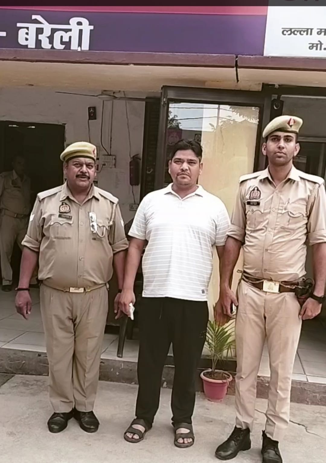 पुलिस की गिरफ़्त में आरोपी पुलिस की गिरफ़्त में आरोपी
