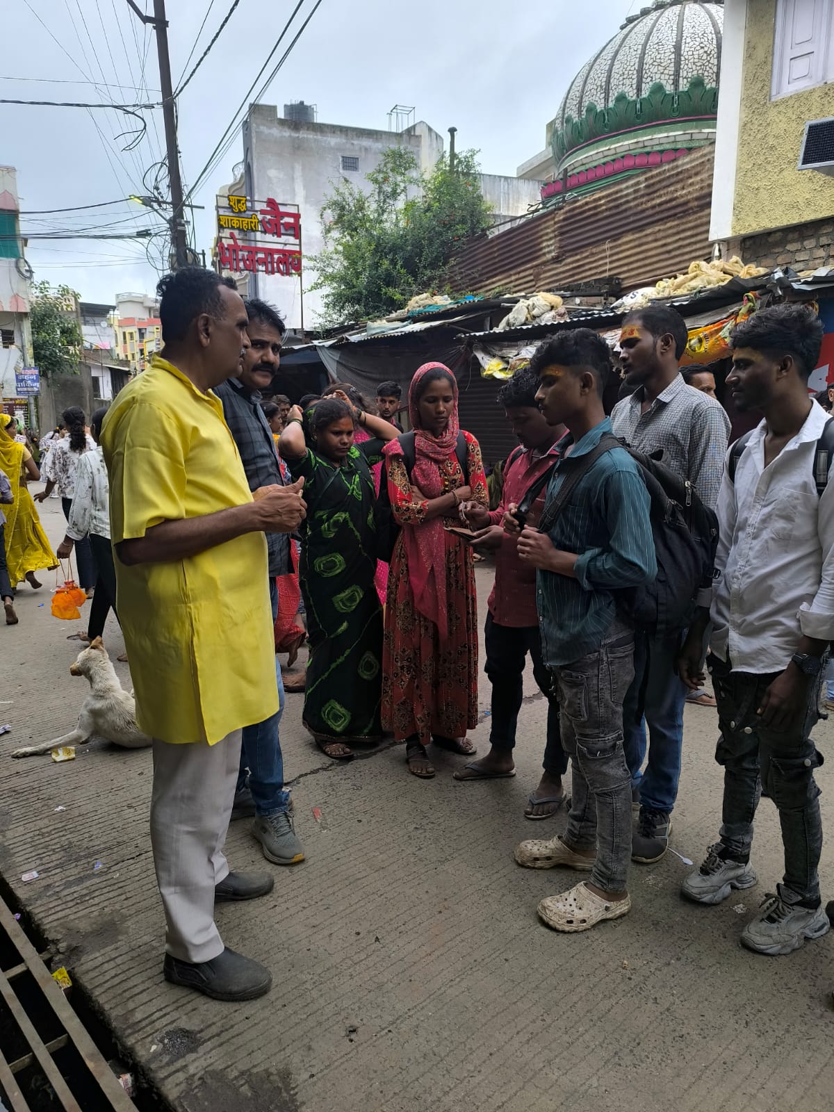महाकाल सवारी में जेबकट/मोबाइल चोर गिरोह के 03 आरोपी गिरफ्तार, मोबाइल व नगदी बरामद महाकाल सवारी में जेबकट/मोबाइल चोर गिरोह के 03 आरोपी गिरफ्तार, मोबाइल व नगदी बरामद