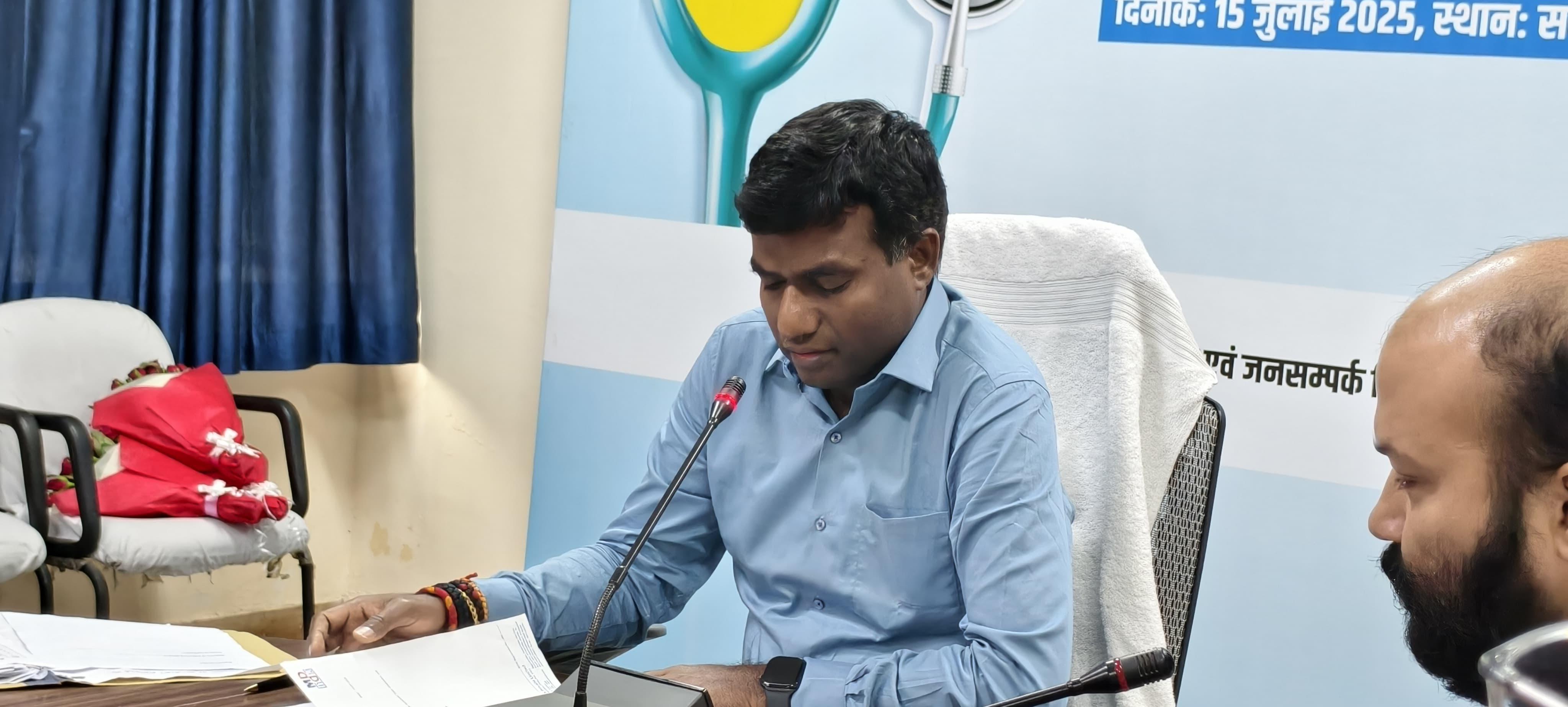 सांकेतिक रूप से उपायुक्त ने दिया हेल्थ कार्ड सांकेतिक रूप से उपायुक्त ने दिया हेल्थ कार्ड