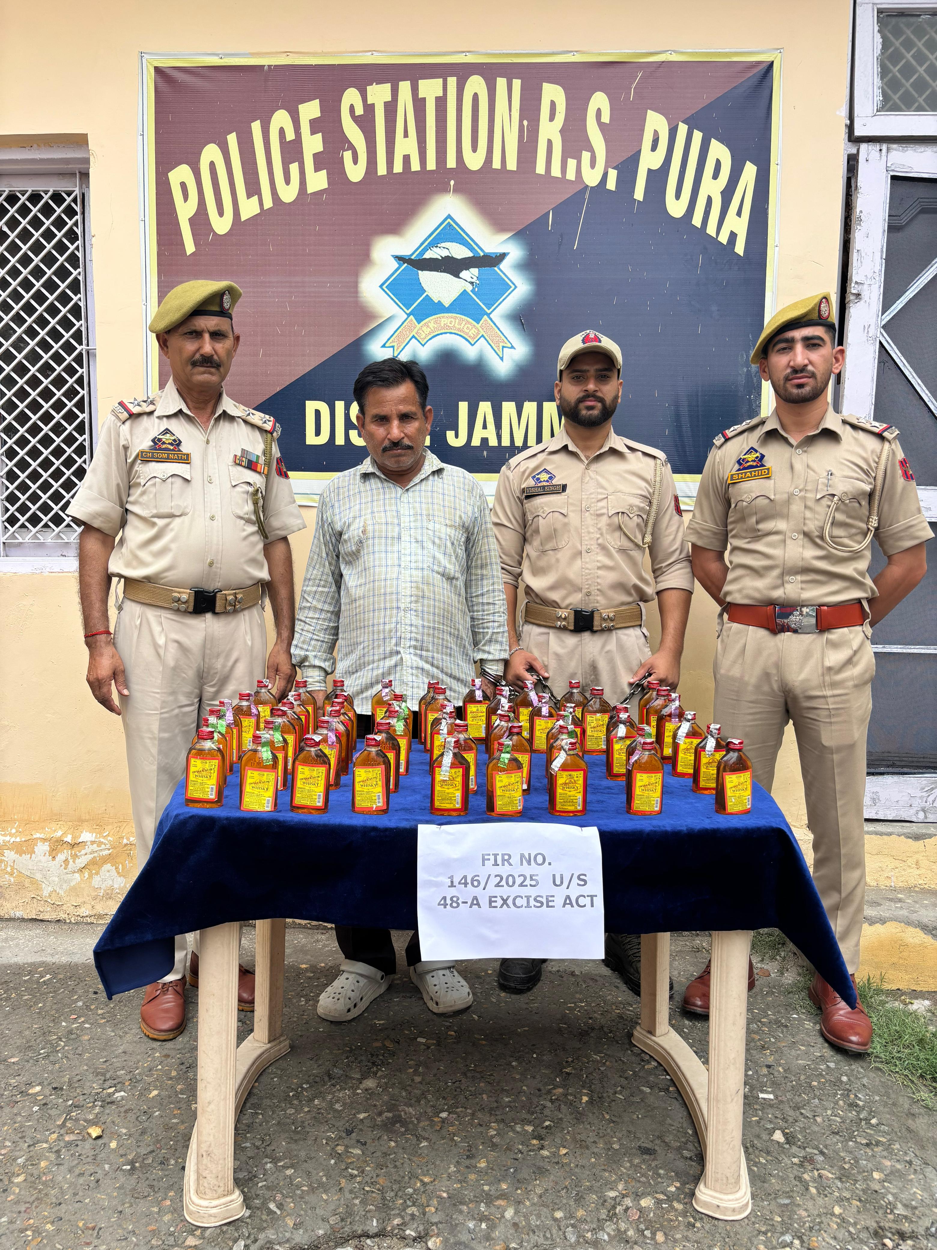 जम्मू पुलिस ने आर एस पुरा क्षेत्र में अवैध शराब के कारोबार जम्मू पुलिस ने आर एस पुरा क्षेत्र में अवैध शराब के कारोबार