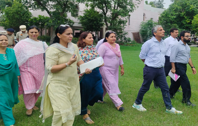 सोनीपत: हरियाणासरकार के अतिरिक्त मुख्य सचिव सुधीर राजपाल ने राई में निरीेक्षण करते सोनीपत: हरियाणासरकार के अतिरिक्त मुख्य सचिव सुधीर राजपाल ने राई में निरीेक्षण करते