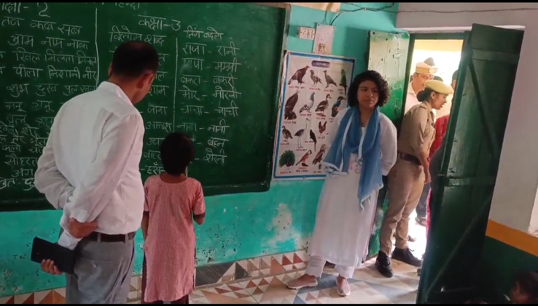ब्लैकबोर्ड पर बच्चों को पड़ती डीएम दुर्गा शक्ति नागपाल ब्लैकबोर्ड पर बच्चों को पड़ती डीएम दुर्गा शक्ति नागपाल