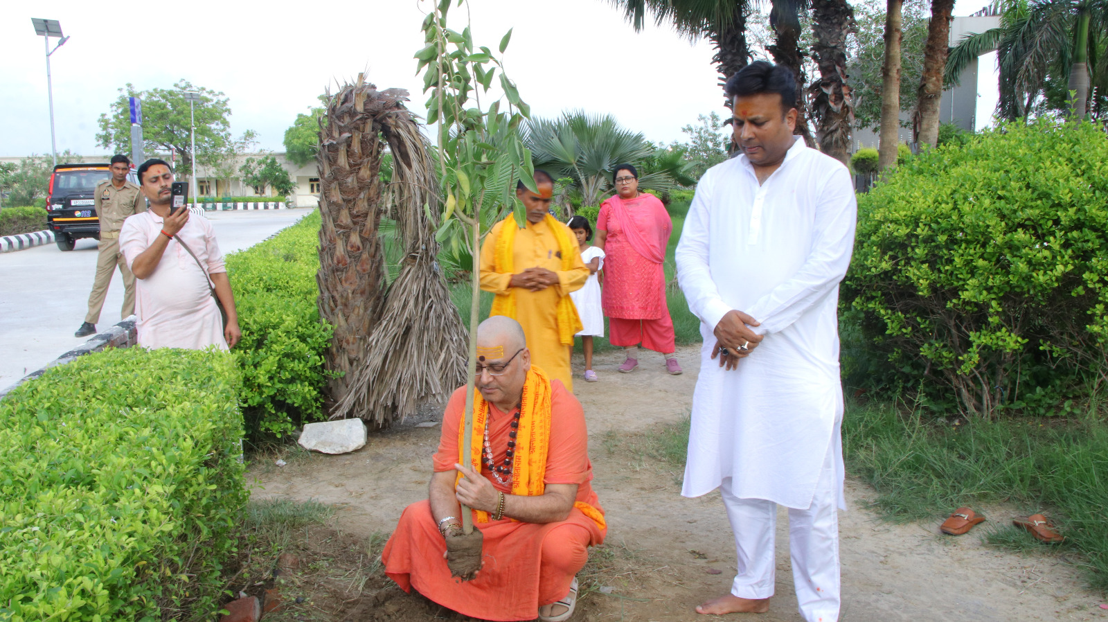 चातुर्मास व्रत व्यास पूजा के दौरान जगद्गुरु शंकराचार्य अनन्तश्री स्वामी अमृतानंद देवतीर्थ महास्वामी पौधे का रोपण करते हुए, साथ में हैं संस्कृति विवि के कुलाधिपति डा. सचिन गुप्ता। चातुर्मास व्रत व्यास पूजा के दौरान जगद्गुरु शंकराचार्य अनन्तश्री स्वामी अमृतानंद देवतीर्थ महास्वामी पौधे का रोपण करते हुए, साथ में हैं संस्कृति विवि के कुलाधिपति डा. सचिन गुप्ता।