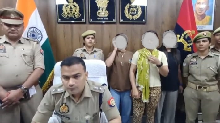 घटना का खुलासा करते एसपी और पकड़ी गई युवतियां।