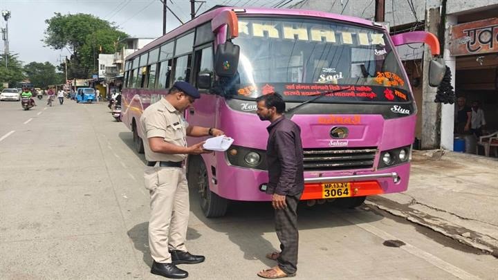 इंदौर में आरटीओ की कार्रवाई इंदौर में आरटीओ की कार्रवाई
