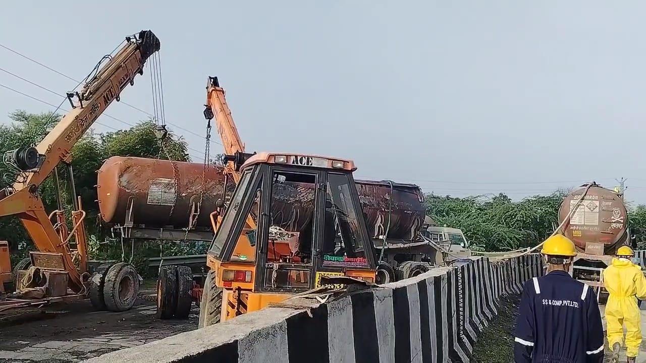 चित्तौड़गढ़ जिले के कपासन में एसिड से भरे टैंकर को क्रेन की सहायता से सही किया। चित्तौड़गढ़ जिले के कपासन में एसिड से भरे टैंकर को क्रेन की सहायता से सही किया।