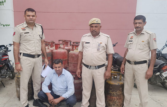 गिरफ्तार आरोपी नरेश जिसे अदालत में पेश किया गया गिरफ्तार आरोपी नरेश जिसे अदालत में पेश किया गया