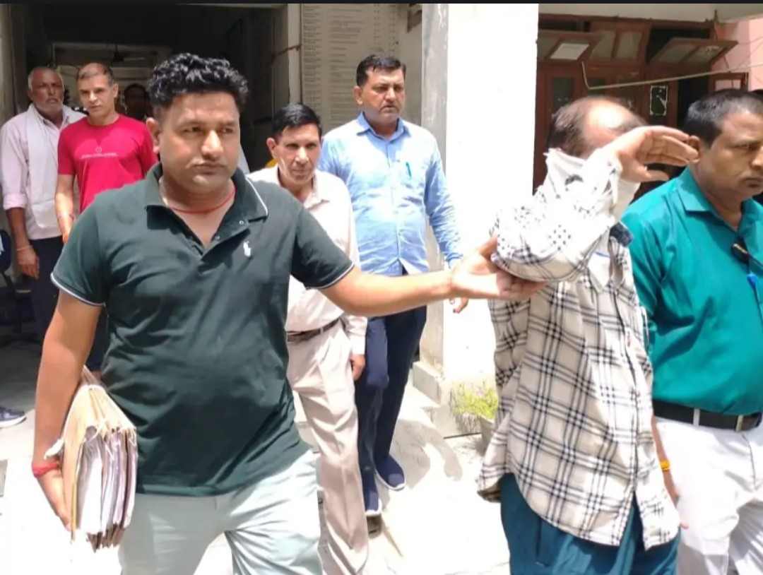 पानीपत की तहसील इसराना में रिश्वत लेते रंगे हाथों पकडे गए रीडर को गिरफ्तार कर ले जाती एंटी करप्शन ब्यूरो टीम