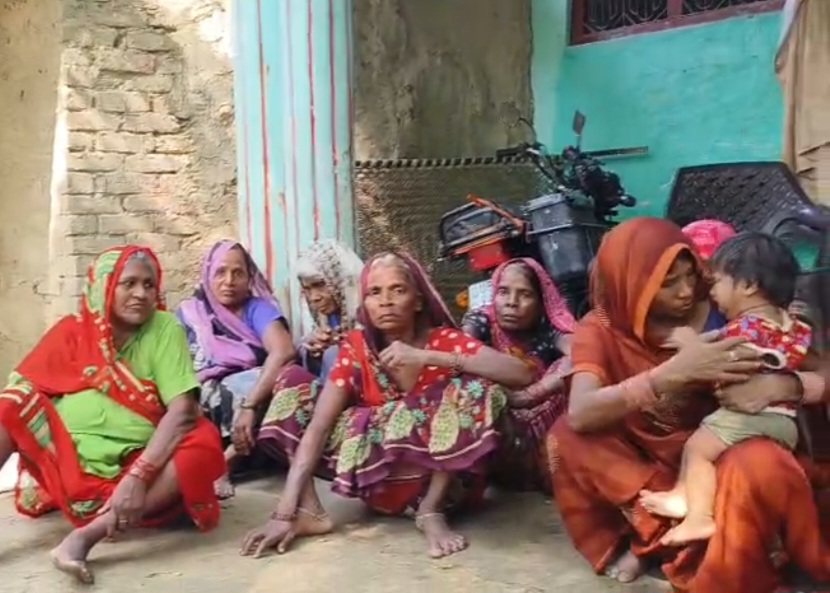 घर पर रोते बिलखते परिजन घर पर रोते बिलखते परिजन