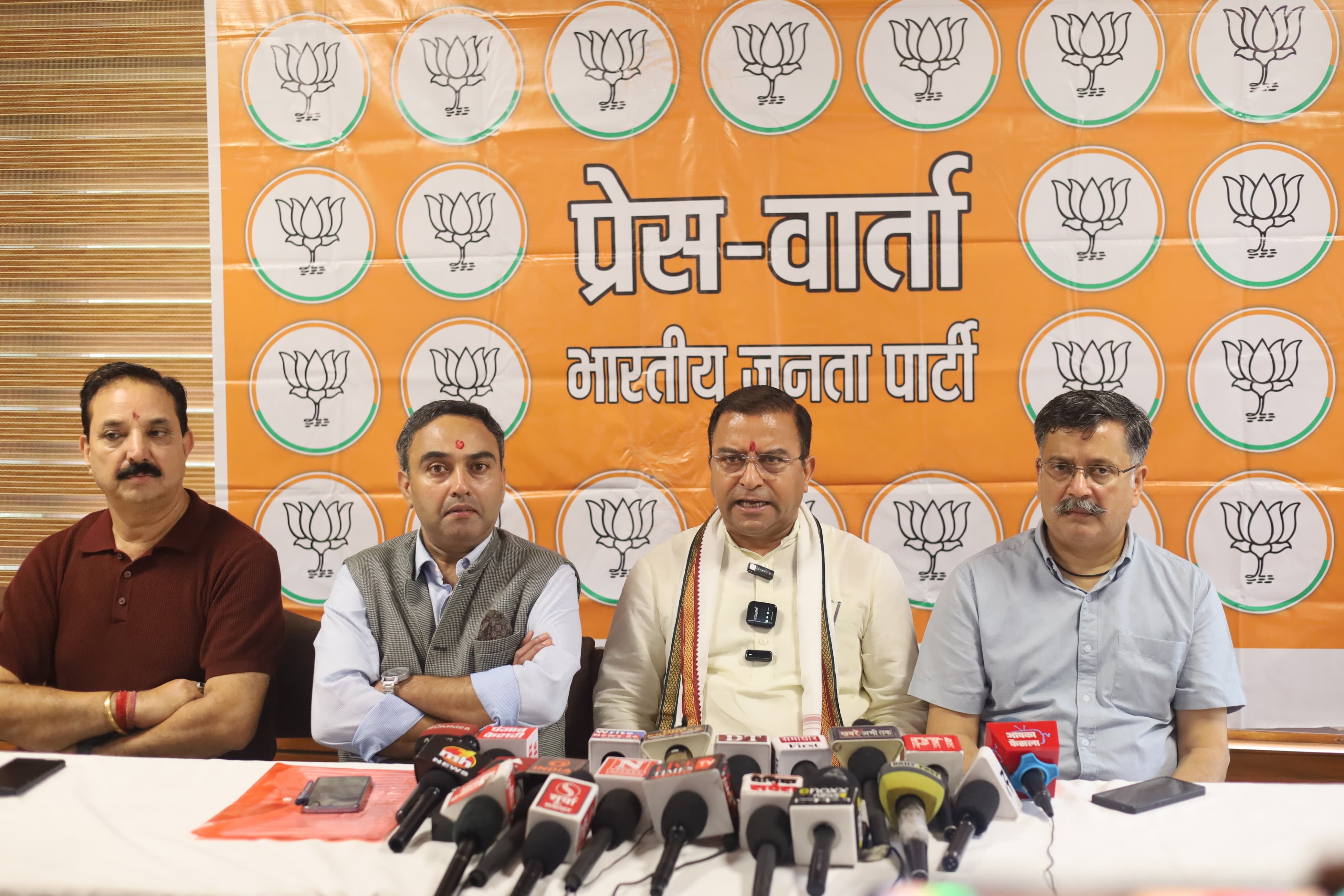 पत्रकार वार्ता को संबोधित करते हुए भाजपा नेता त्रिलोक कपूर। पत्रकार वार्ता को संबोधित करते हुए भाजपा नेता त्रिलोक कपूर।