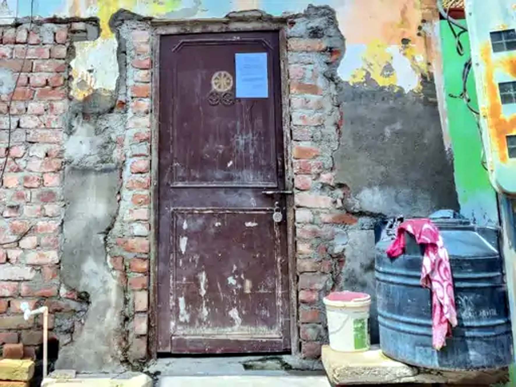 मृतक के घर के बाहर चस्पा किया गया नोटिस। मृतक के घर के बाहर चस्पा किया गया नोटिस।