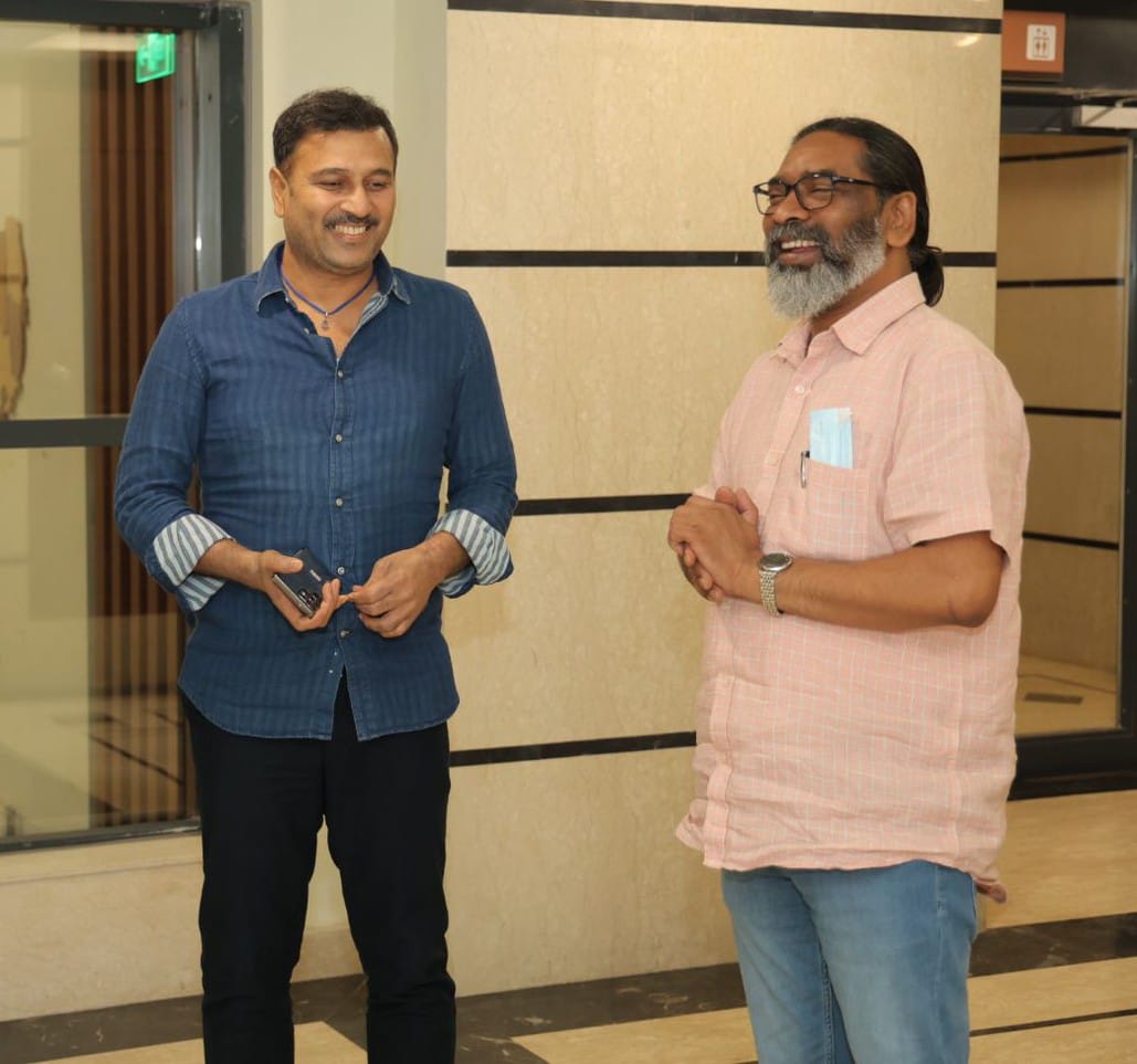 गुरूजी के स्वास्थ्य की जानकारी लेते सुदेश महताे गुरूजी के स्वास्थ्य की जानकारी लेते सुदेश महताे