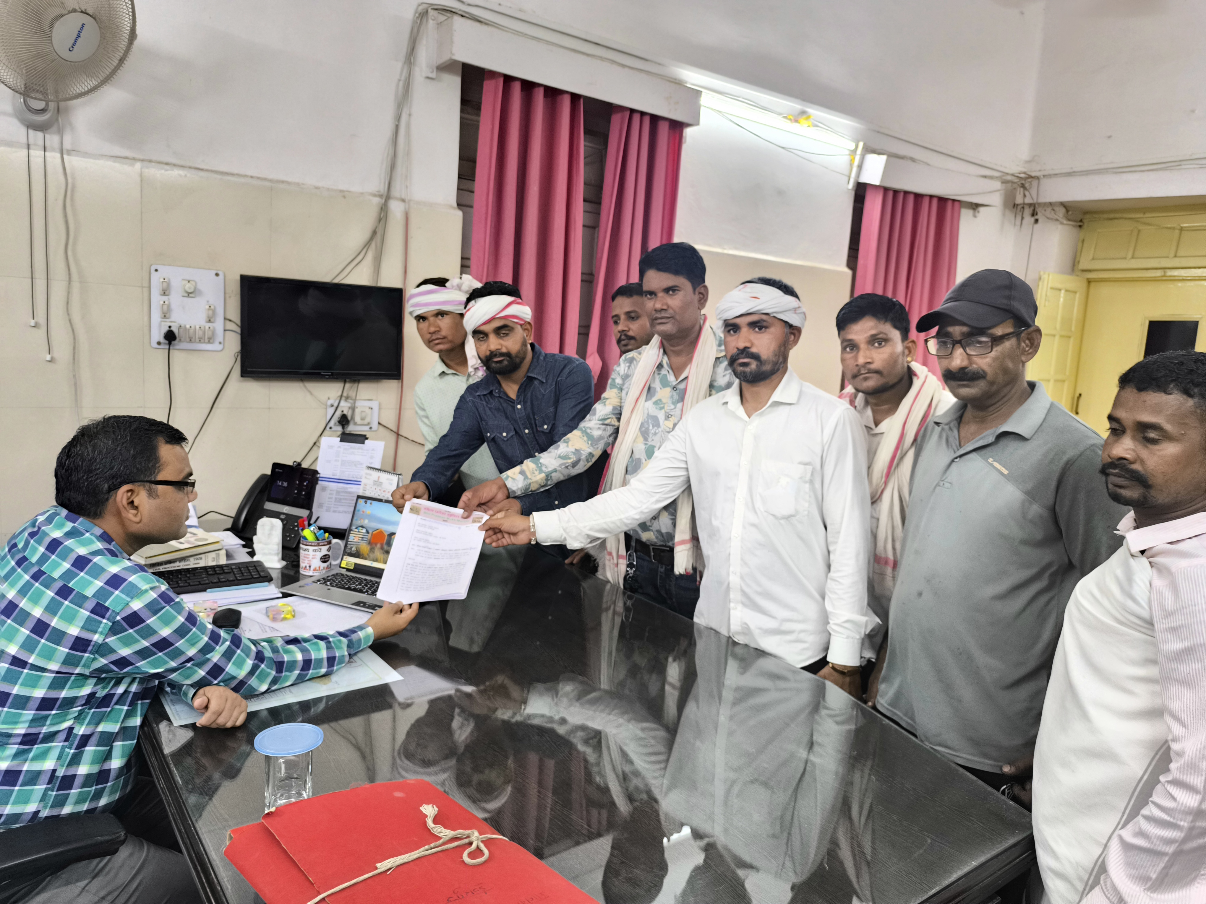 भील प्रदेश राज्य की मांग को लेकर ज्ञापन सोपते हुए भील प्रदेश राज्य की मांग को लेकर ज्ञापन सोपते हुए