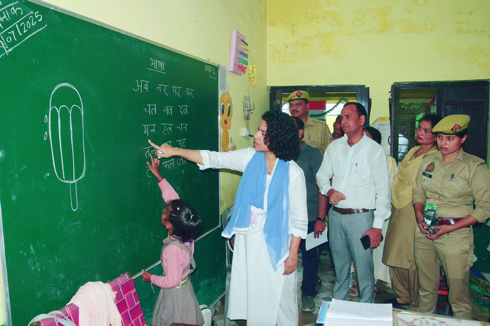 ब्लैकबोर्ड पर बच्चों को पड़ती डीएम दुर्गा शक्ति नागपाल ब्लैकबोर्ड पर बच्चों को पड़ती डीएम दुर्गा शक्ति नागपाल