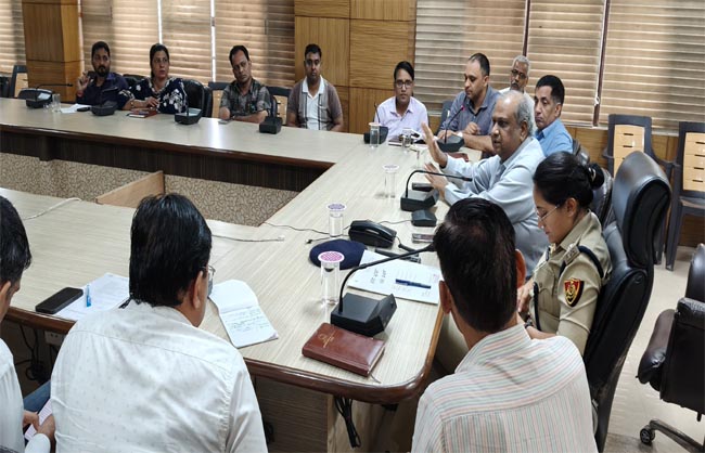 कांवड़ यात्रा को लेकर अधिकारियों की बैठक लेते हुए पुलिस अधीक्षक पूजा वशिष्ठ। कांवड़ यात्रा को लेकर अधिकारियों की बैठक लेते हुए पुलिस अधीक्षक पूजा वशिष्ठ।