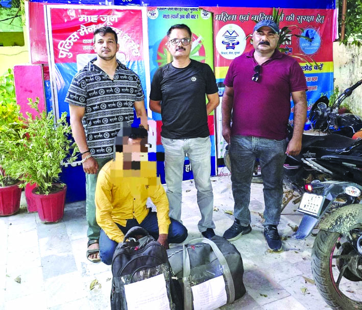 पुलिस गिरफ्त में आरोपित पुलिस गिरफ्त में आरोपित