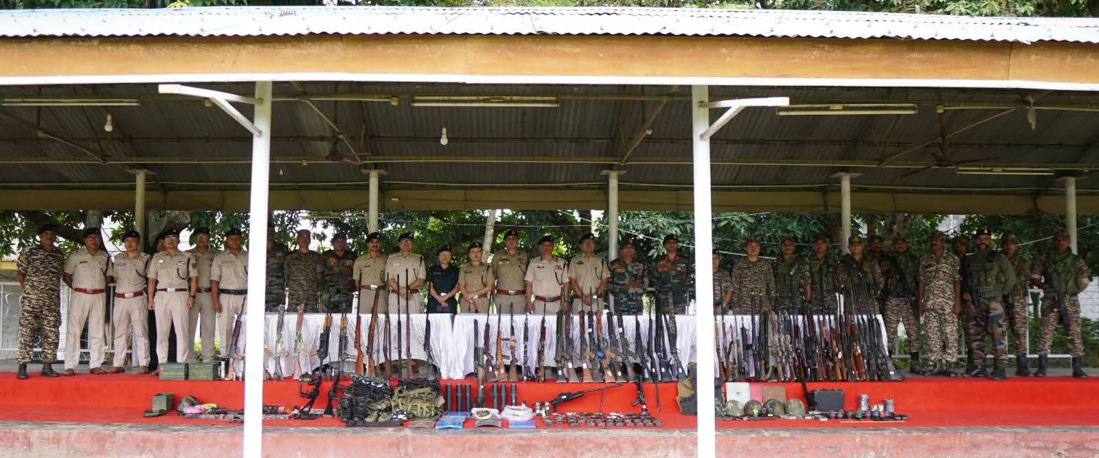 मणिपुर में बरामद हथियार और विस्फोटकों की तस्वीर। मणिपुर में बरामद हथियार और विस्फोटकों की तस्वीर।