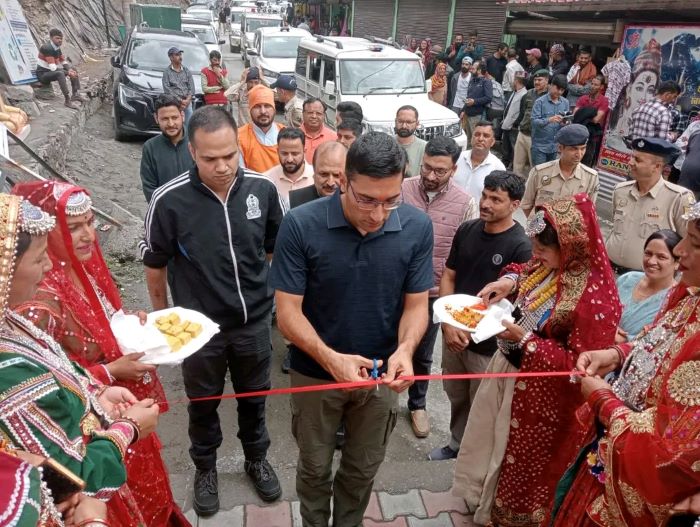 उपायुक्त चंबा मुकेश रेपसवाल ने स्वच्छ मणिमहेश अभियान का शुभारंभ करते हुए उपायुक्त चंबा मुकेश रेपसवाल ने स्वच्छ मणिमहेश अभियान का शुभारंभ करते हुए