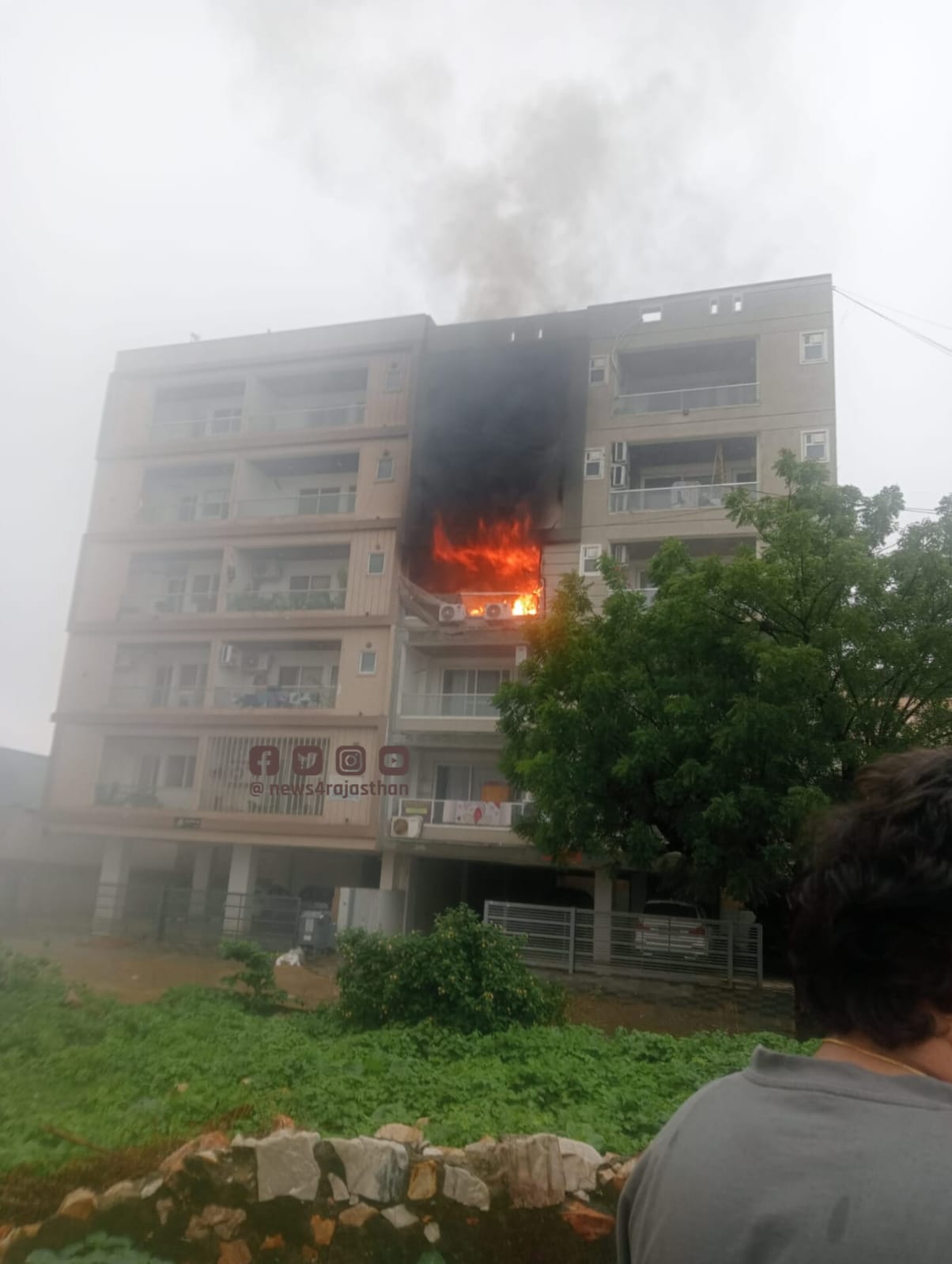 पांच मंजिला अपार्टमेंट की तीसरी मंजिल स्थित फ्लैट में लगी आग पांच मंजिला अपार्टमेंट की तीसरी मंजिल स्थित फ्लैट में लगी आग