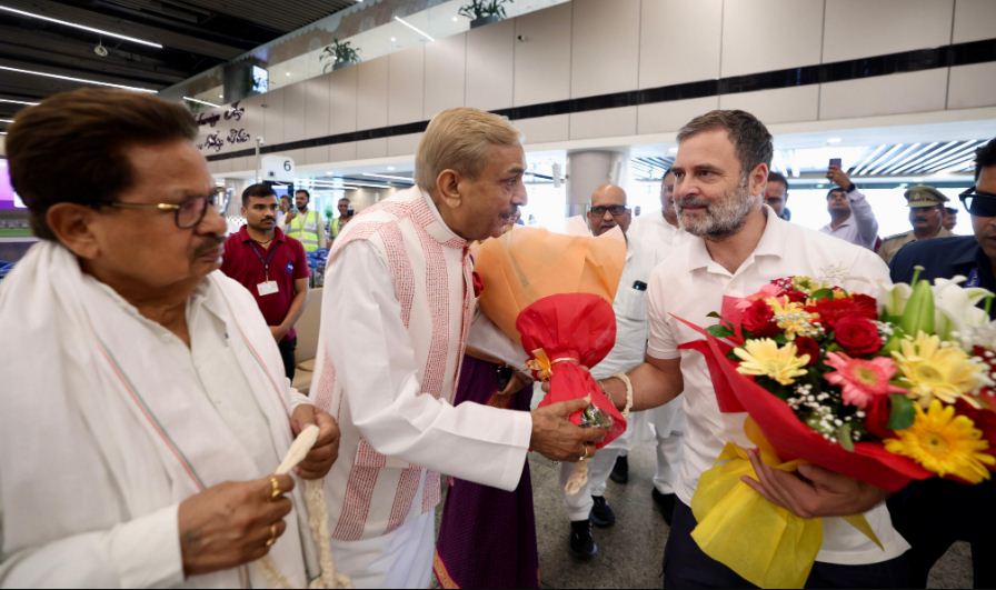 राहुल गांधी का स्वागत करते प्रमोद तिवारी राहुल गांधी का स्वागत करते प्रमोद तिवारी