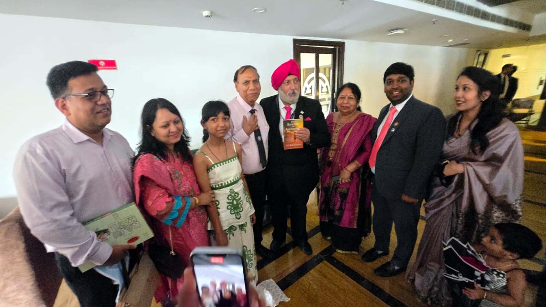 फ्रॉम बेयरफुट टू बैलेंस शीट पुस्तक के विमोचन समारोह में उपस्थित अतिथिगण व गणमान्य व्यक्ति। फ्रॉम बेयरफुट टू बैलेंस शीट पुस्तक के विमोचन समारोह में उपस्थित अतिथिगण व गणमान्य व्यक्ति।