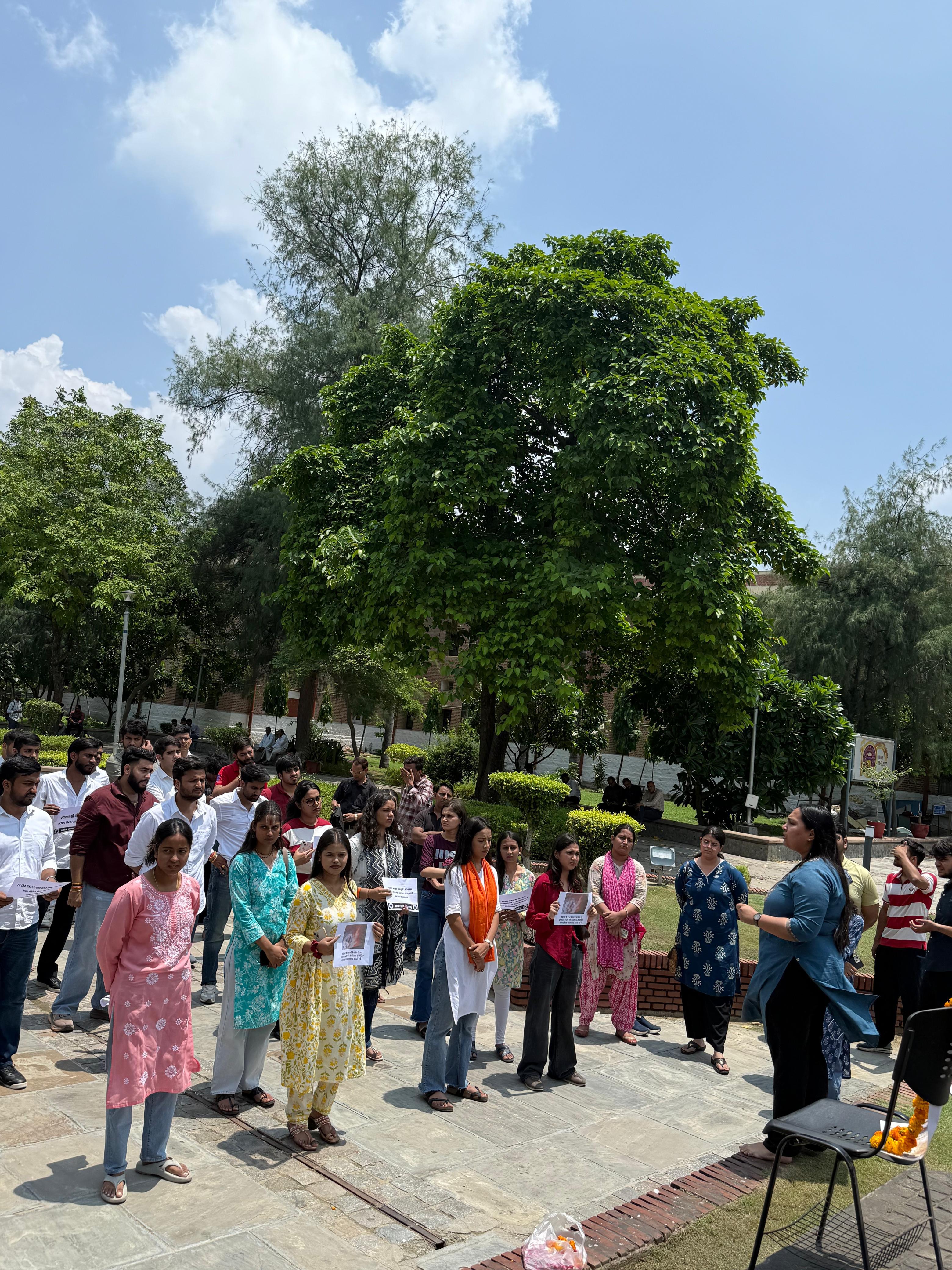 दिल्ली विश्वविद्यालय के छात्र और छात्राएं श्रद्धांजलि अर्पित करते हुए दिल्ली विश्वविद्यालय के छात्र और छात्राएं श्रद्धांजलि अर्पित करते हुए