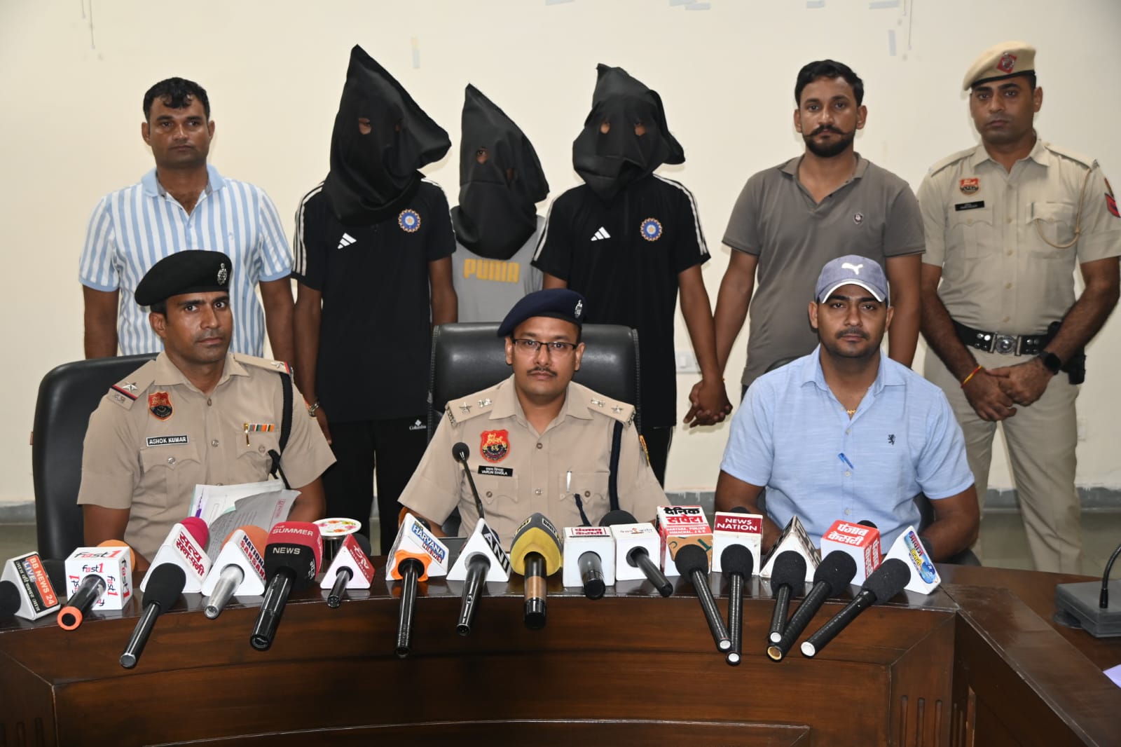 जिला पुलिस अधीक्षक वरुण सिंगला प्रेस कॉफ्रेस करते हुए
