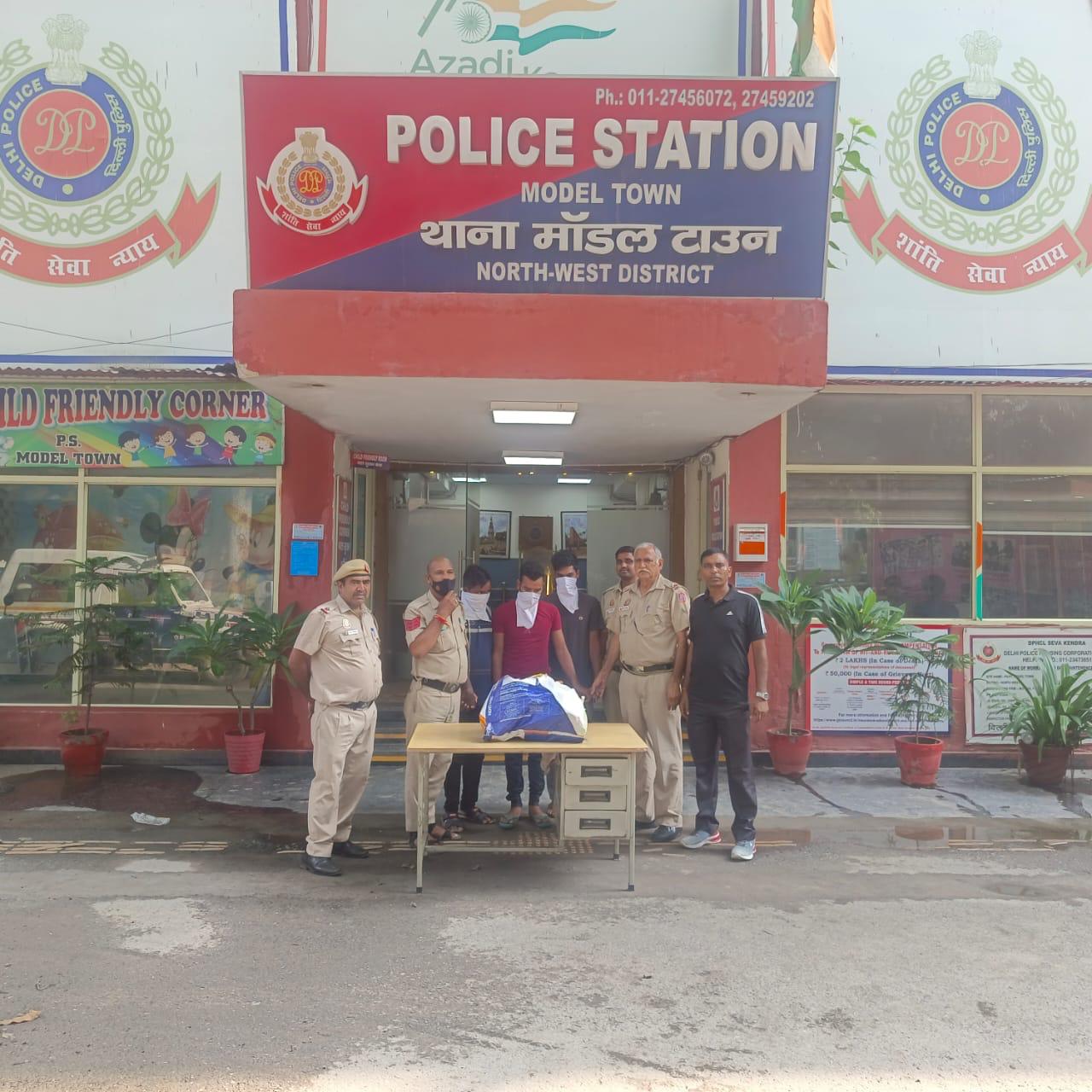 करोड़ों की चोरी में पकड़े गए आरोपितों की फोटो करोड़ों की चोरी में पकड़े गए आरोपितों की फोटो