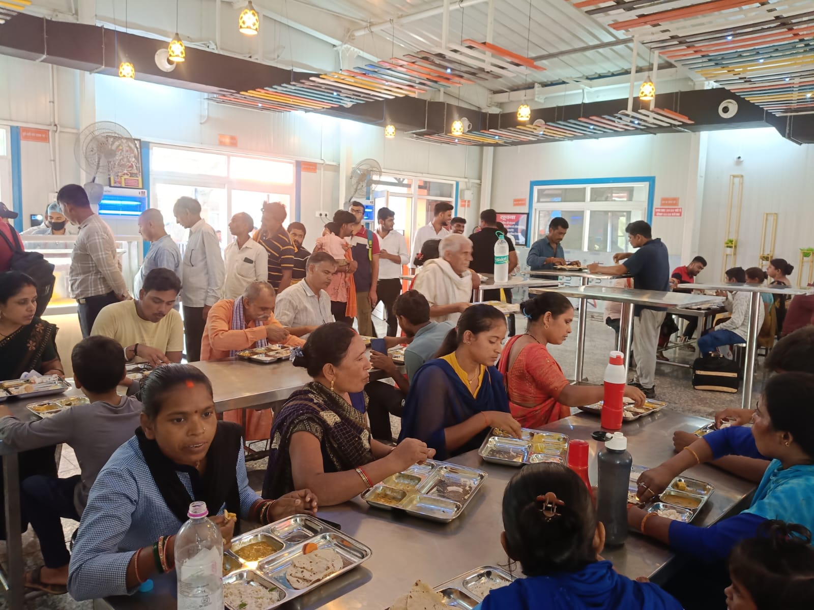एस आर एन अस्पताल परिसर में बने मां की रसोई का छाया चित्र एस आर एन अस्पताल परिसर में बने मां की रसोई का छाया चित्र