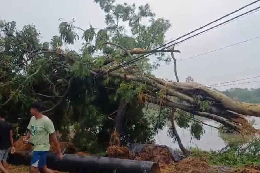 दक्षिण 24 परगना में महज़ तीन मिनट की तूफानी तबाही, दर्जनों घर क्षतिग्रस्त