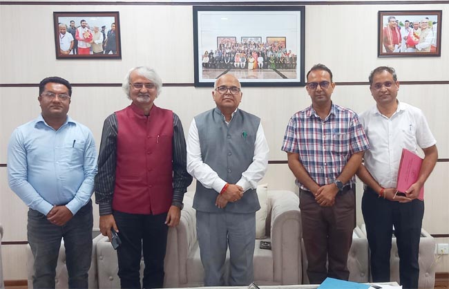 अंतरविषयी शोध टीम के साथ मौजूद कुलपति प्रो टंकेशवर कुमार।