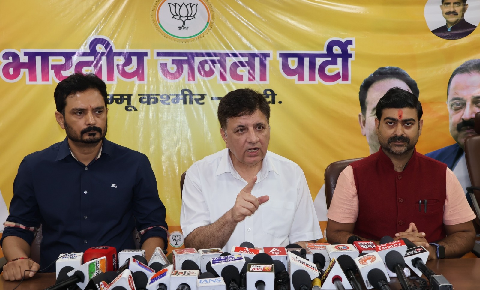 जम्मू-कश्मीर भाजपा ने दंगाइयों का महिमामंडन करने और कानून-व्यवस्था को कमजोर करने के लिए मुख्यमंत्री उमर अब्दुल्ला की आलोचना की जम्मू-कश्मीर भाजपा ने दंगाइयों का महिमामंडन करने और कानून-व्यवस्था को कमजोर करने के लिए मुख्यमंत्री उमर अब्दुल्ला की आलोचना की