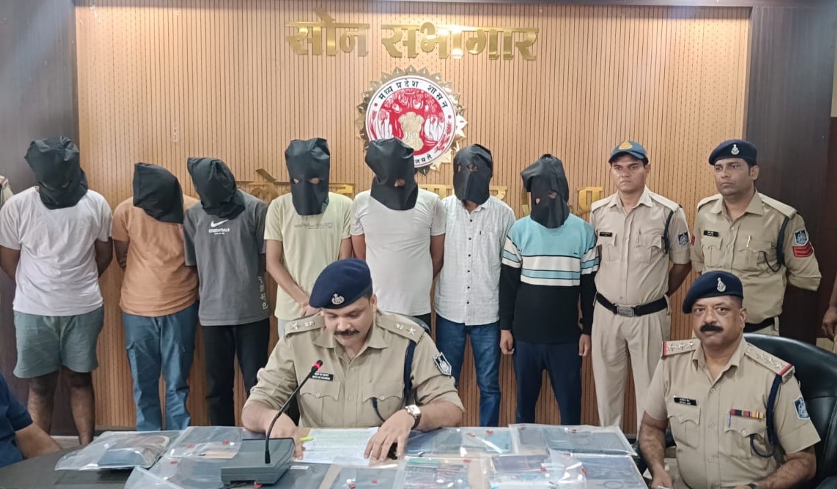 पुलिस अधीक्षक पत्रकार वार्ता में पुलिस अधीक्षक पत्रकार वार्ता में