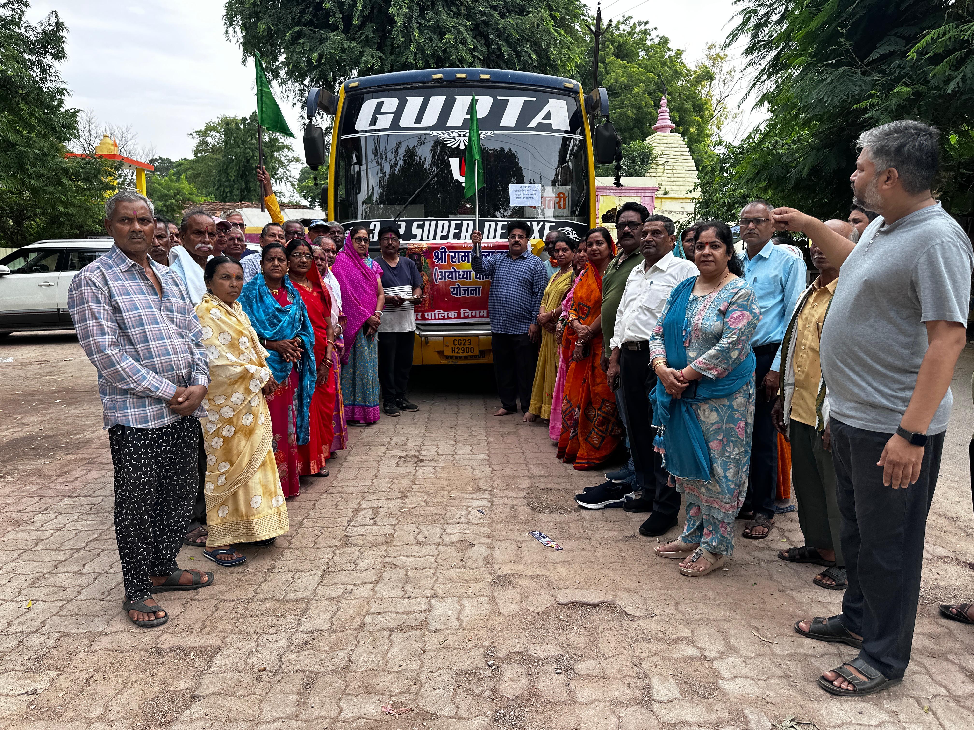श्री रामलला दर्शन योजना के हितग्राहियों को हरी झंडी दिखाकर रवाना करते हुए महापौर रामू रोहरा। श्री रामलला दर्शन योजना के हितग्राहियों को हरी झंडी दिखाकर रवाना करते हुए महापौर रामू रोहरा।
