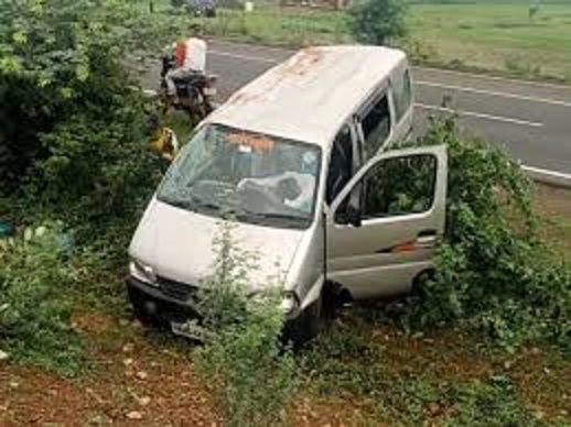 बेकाबू हाेकर पलटी वैन बेकाबू हाेकर पलटी वैन