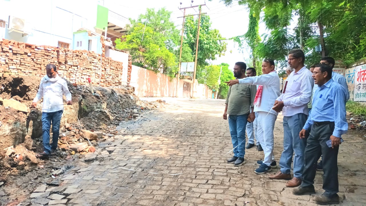 चुनार किला ढाल पर नाप जोक करते पीडब्ल्यूडी के एई व जेई। चुनार किला ढाल पर नाप जोक करते पीडब्ल्यूडी के एई व जेई।