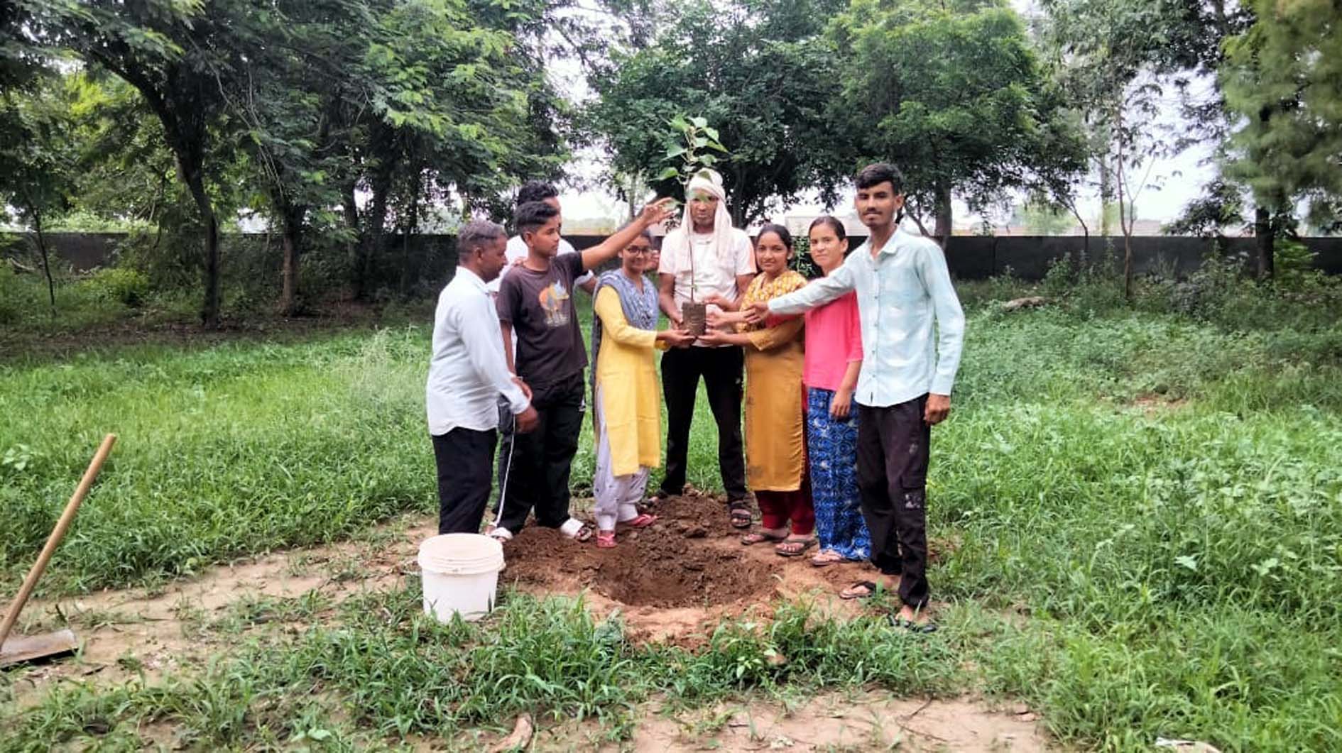 किरतान में पौधरोपण करते क्लब प्रधान कपूर सिंह आर्य व अन्य। किरतान में पौधरोपण करते क्लब प्रधान कपूर सिंह आर्य व अन्य।