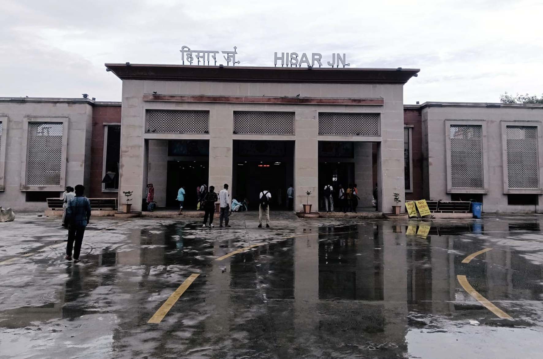 हिसार रेलवे स्टेशन पर चल रहे कार्य। हिसार रेलवे स्टेशन पर चल रहे कार्य।