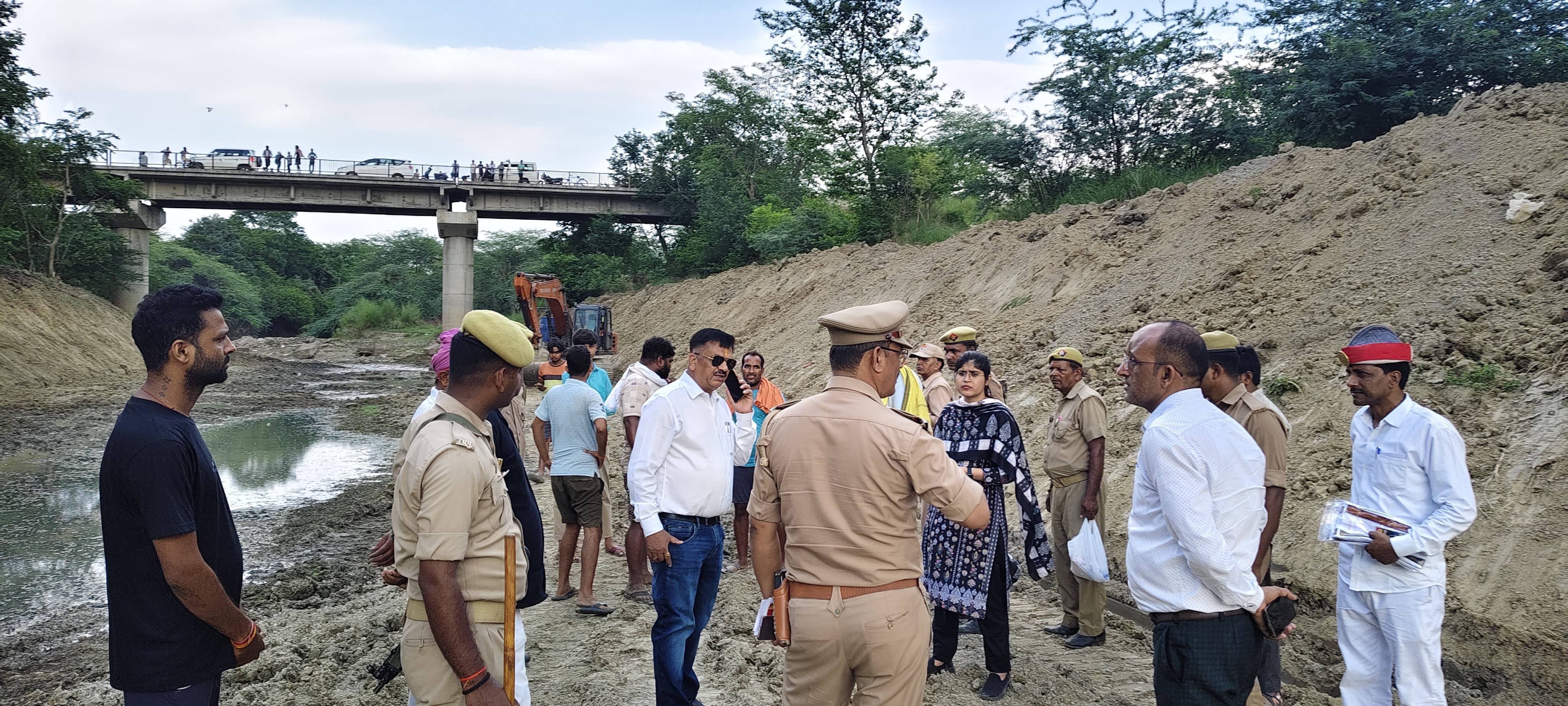 मौके पर उपस्थित जिलाधिकारी डॉ दिनेश चंद्र सिंह के साथ अन्य कर्मचारी मौके पर उपस्थित जिलाधिकारी डॉ दिनेश चंद्र सिंह के साथ अन्य कर्मचारी