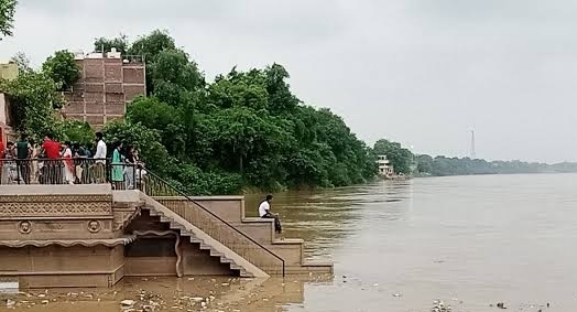 गंगा नदी का बढ़ता जलस्तर।