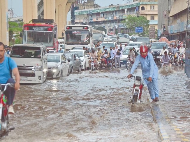 रावलपिंडी में मानसून की बरसात से कई सड़कें जलमग्न हो गईं। फोटो- द एक्सप्रेस ट्रिब्यून रावलपिंडी में मानसून की बरसात से कई सड़कें जलमग्न हो गईं। फोटो- द एक्सप्रेस ट्रिब्यून