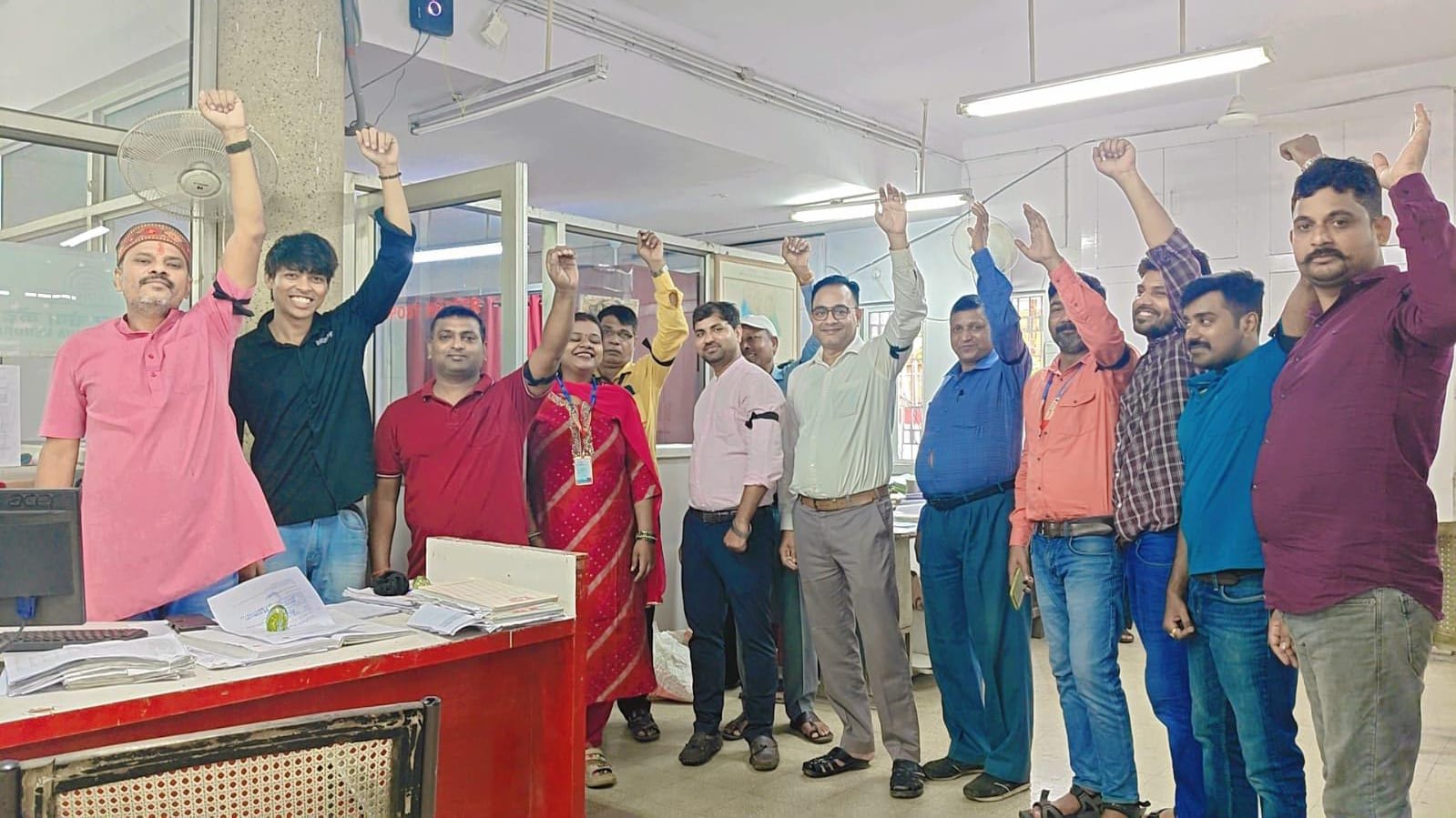 आंदोलन में शामिल डाक कर्मचारी आंदोलन में शामिल डाक कर्मचारी