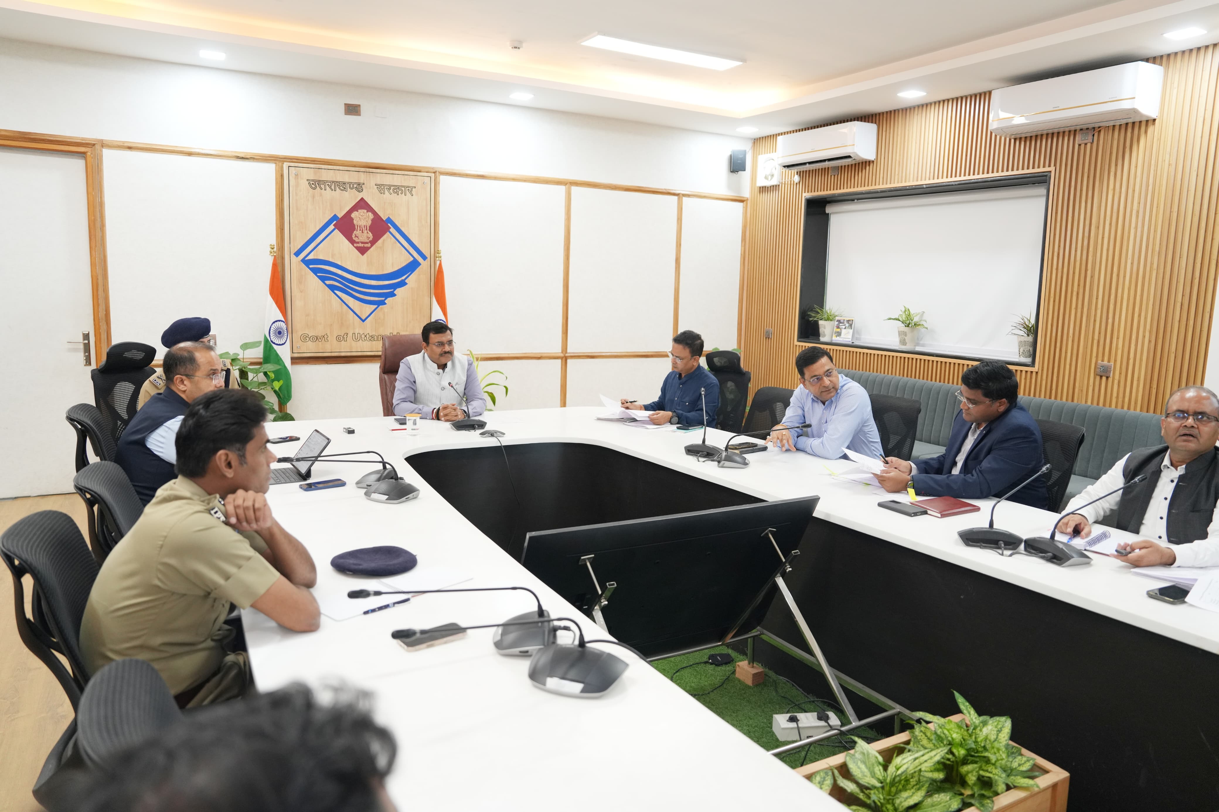 सचिवालय में अधिकारियों से चर्चा करते मुख्य सचिव। सचिवालय में अधिकारियों से चर्चा करते मुख्य सचिव।