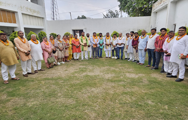 गोहाना: जिला अध्यक्ष बिजेंद्र मलिक ने सभी नवपदाधिकारियों का फूलमालाओं से स्वागत करते हुए