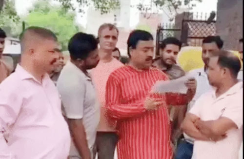 बीजेपी पार्षद लाल कुमार मिश्रा बिजली कर्मचारियों को जानकारी देते हुए बीजेपी पार्षद लाल कुमार मिश्रा बिजली कर्मचारियों को जानकारी देते हुए