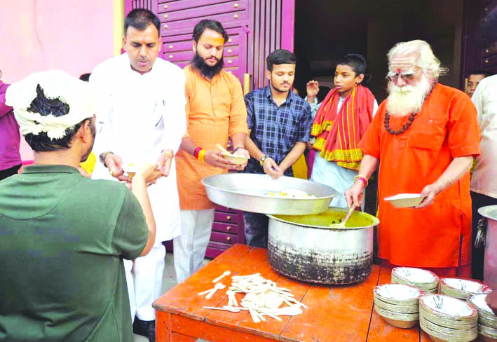 भाेजन िवतिरत करते हुए् भाेजन िवतिरत करते हुए्