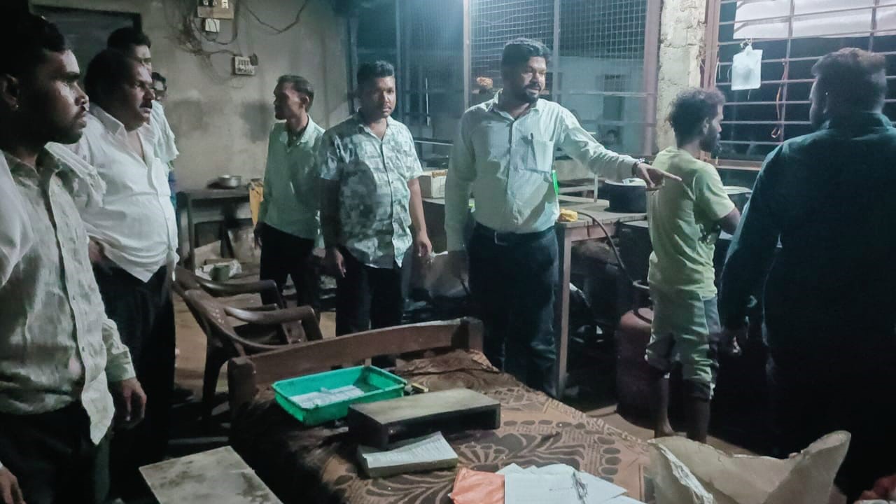 खोमचा पर कार्रवाई करते हुए निगम टीम के अधिकारी। खोमचा पर कार्रवाई करते हुए निगम टीम के अधिकारी।