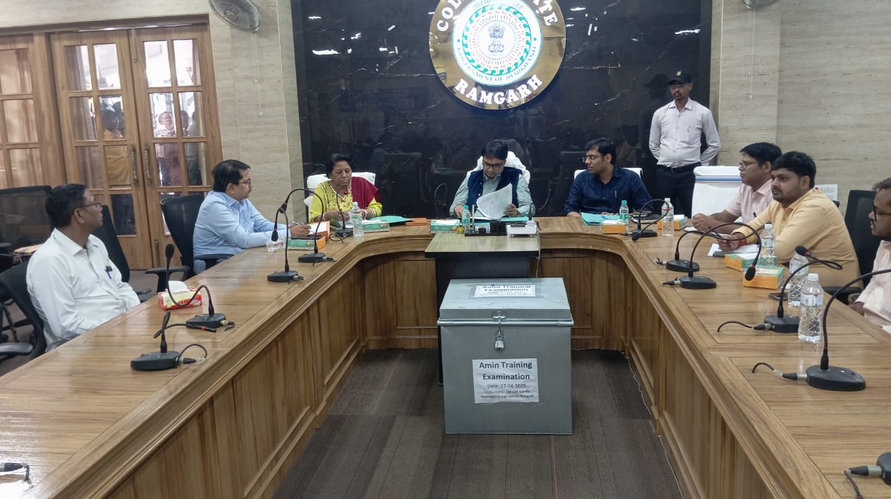 समीक्षा बैठक में शामिल अधिकारी समीक्षा बैठक में शामिल अधिकारी