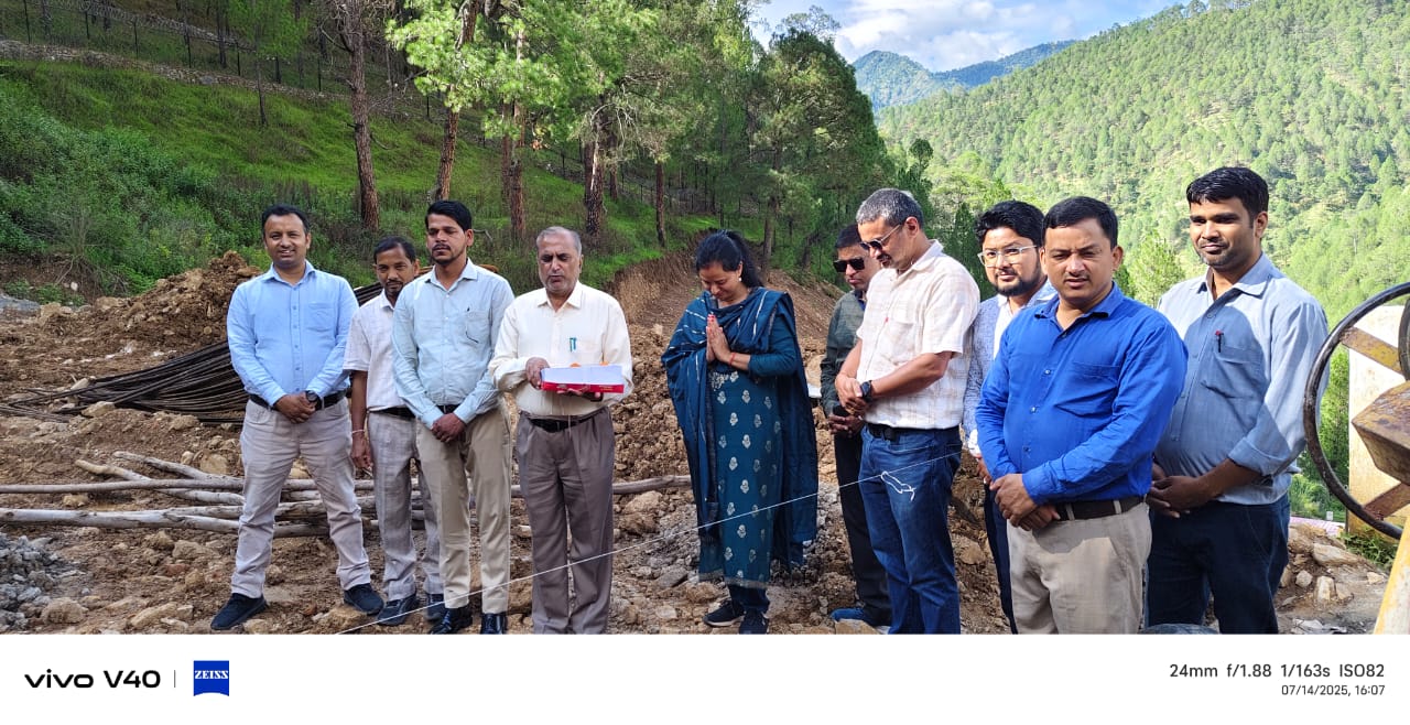 पैठणी में महाविद्यालय के बहुउद्देशीय भवन शुभारंभ अवसर पर पूजा अर्चना करते प्राचार्य व शिक्षक पैठणी में महाविद्यालय के बहुउद्देशीय भवन शुभारंभ अवसर पर पूजा अर्चना करते प्राचार्य व शिक्षक